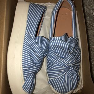 Stripe bow shoes
